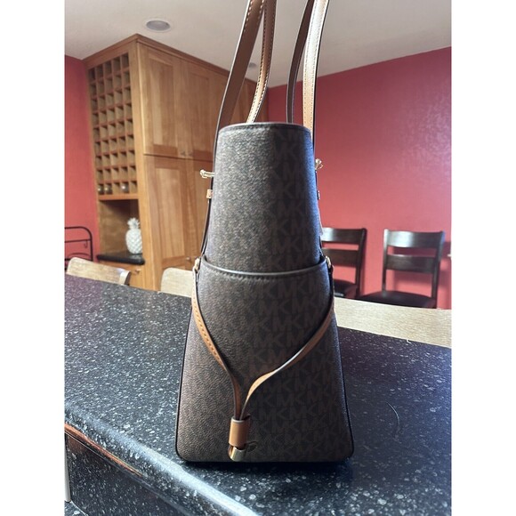 MICHAEL KORS VOYAGER EAST WEST LOGO SIGNATURE TOTE BAG Brown - Picture 9 of 9